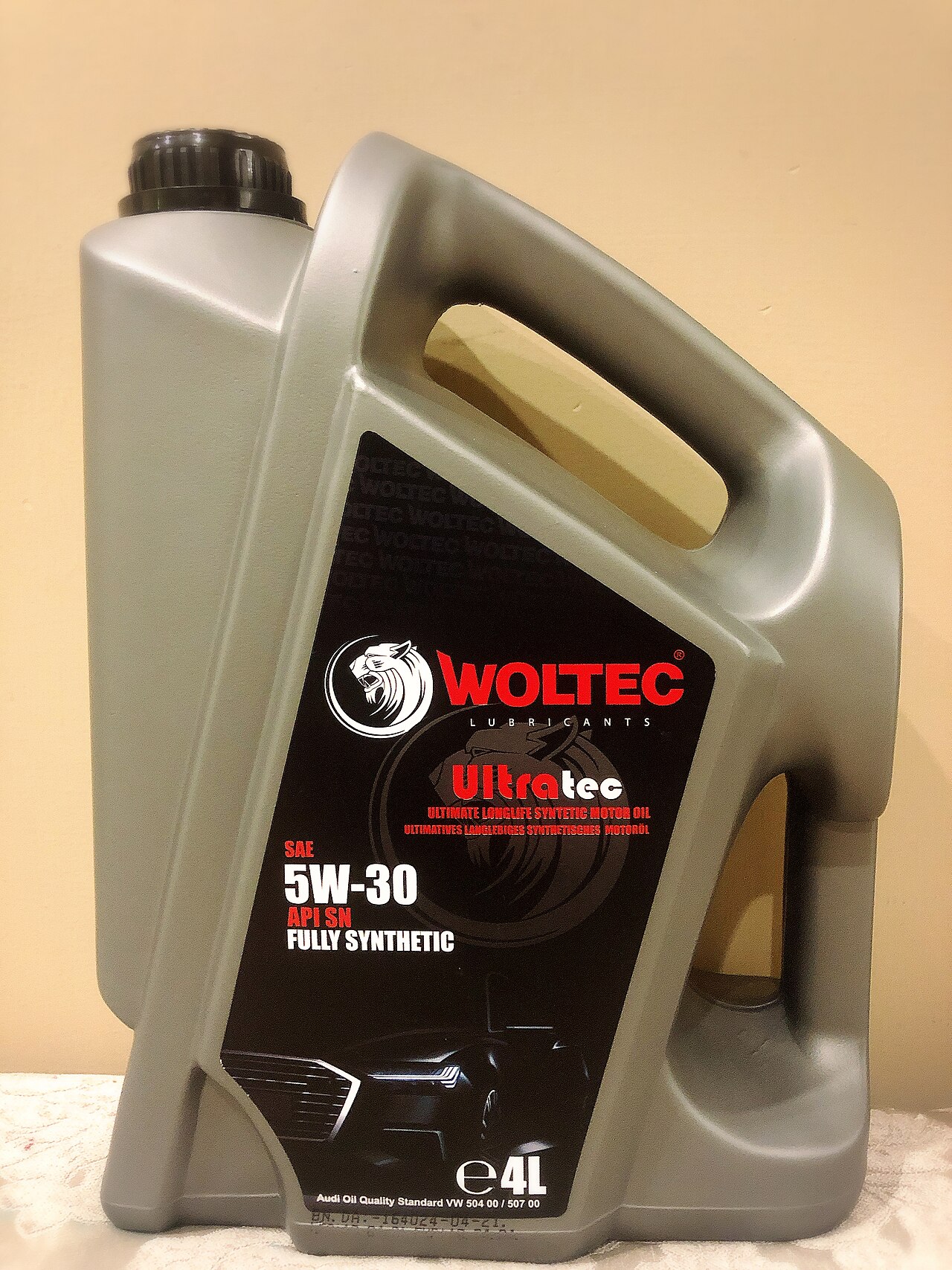 5W-30 API SN fully synthetic motor oil bottle